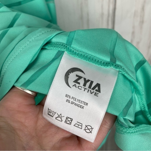 Zyia Bundle of 4 Medium work out tanks - Picture 8 of 16